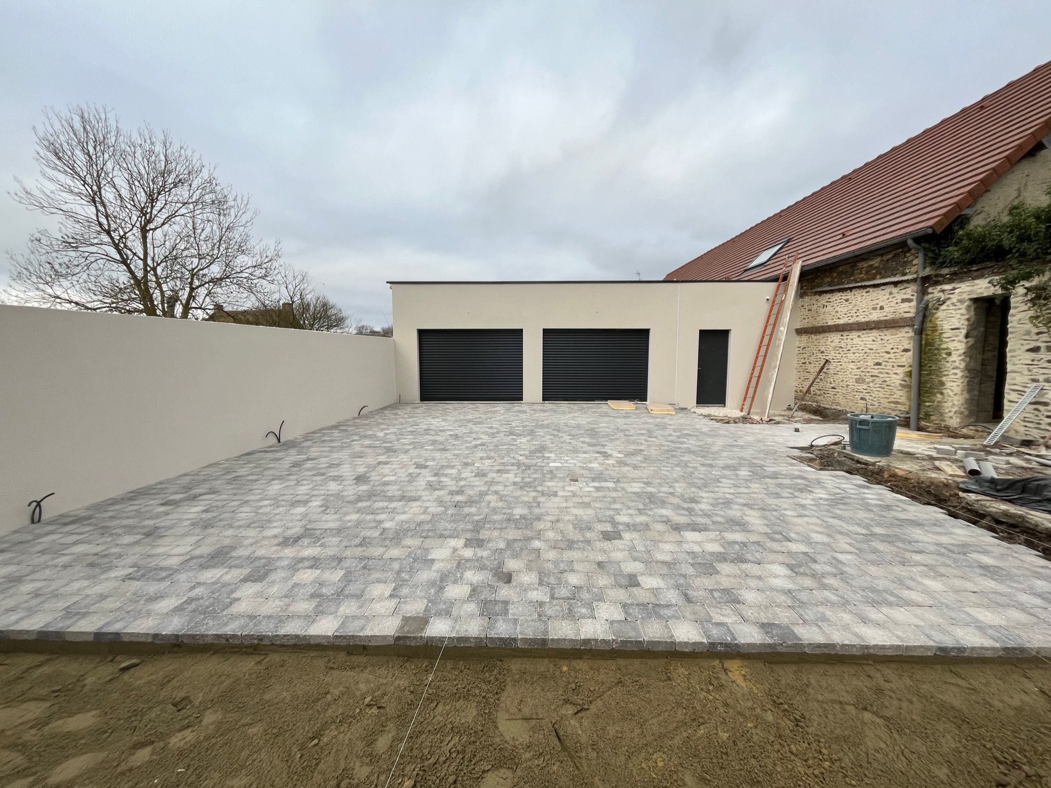 Terrasse en béton coulée par MCP Bâtiment à Falaise dans le Calvados